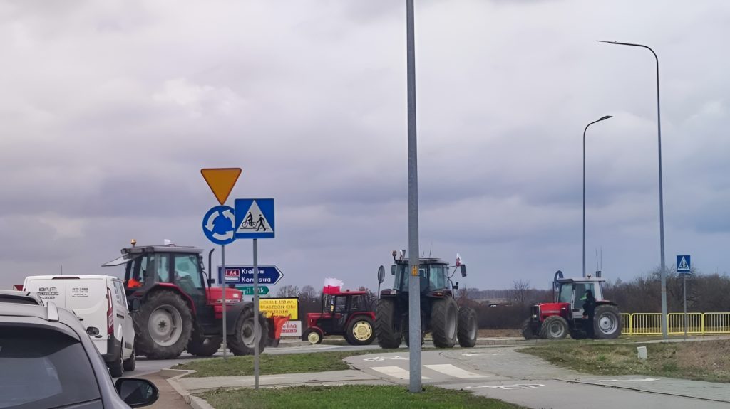 Ziemniaki po 8 zł, tania wieprzowina i masowy napływ zagranicznego mięsa. Rolnicy biją na alarm i zapowiadają ogólnopolski protest 30 grudnia, który może sparaliżować drogi w całym kraju. Szczególnie trudna sytuacja panuje w powiecie dębickim, gdzie lokalni producenci ziemniaków i hodowcy mięsni walczą o przetrwanie gospodarstw.