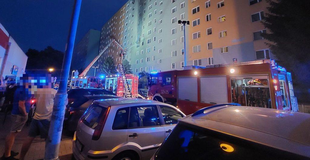 Pożar bloku w Rzeszowie, trwa kacja ratownicza, blok, przed nim samochody