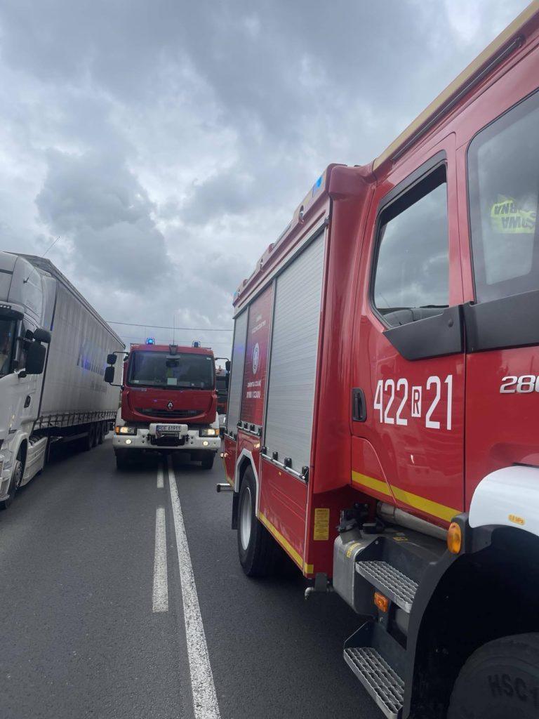 Samochody strażąckie stoją obok auta ciężarowego