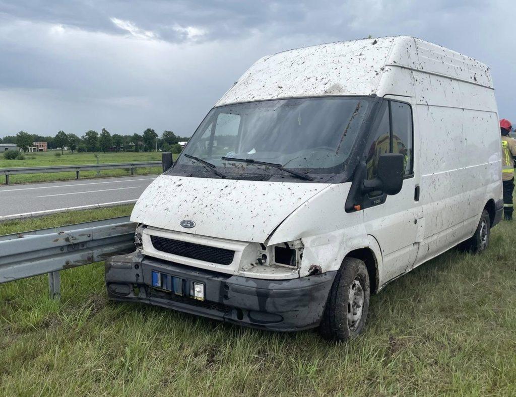 Biały uszkodzodzony ford na autostradzie