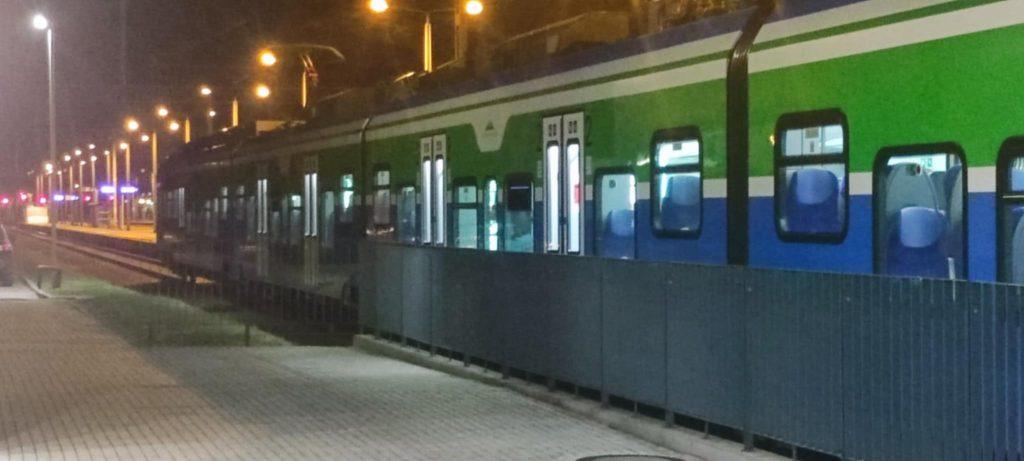 Pociąg na stacji kolejowej