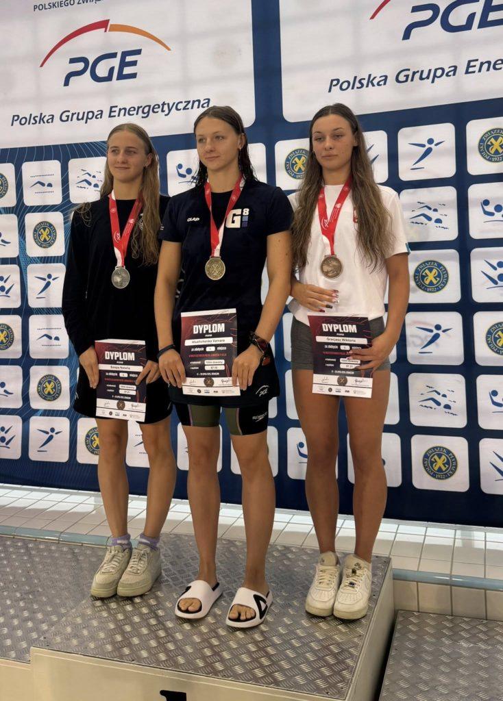 Trzy zawodniczki na podium