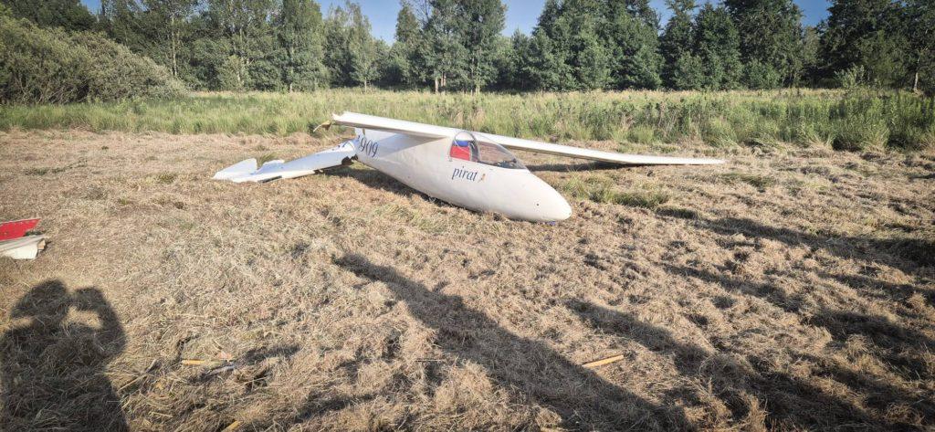 Wrak szybowca na ziemi