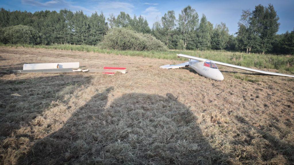 Wrak szybowca na ziemi