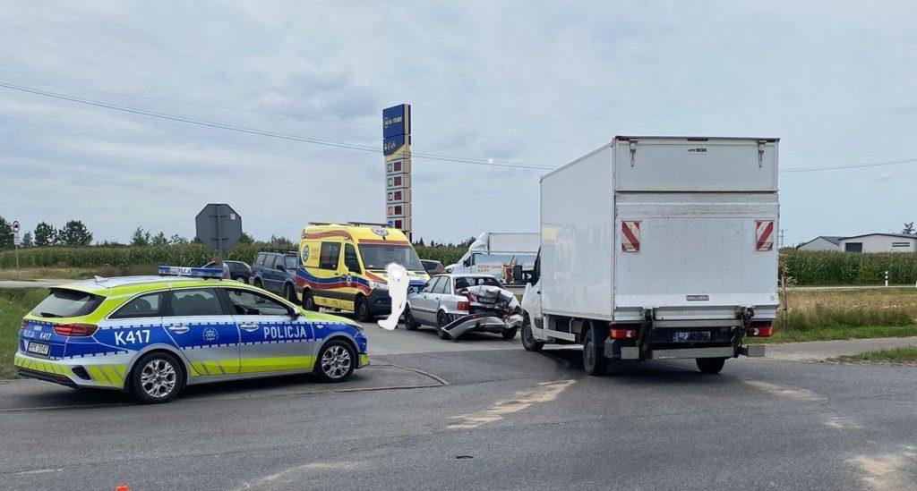 Samochód policyjny, karetka i auto dostawcze na drodze