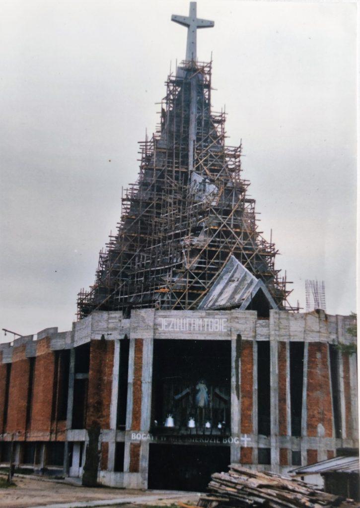 Kosciól Miłosierdzia Bożego podczas budowy