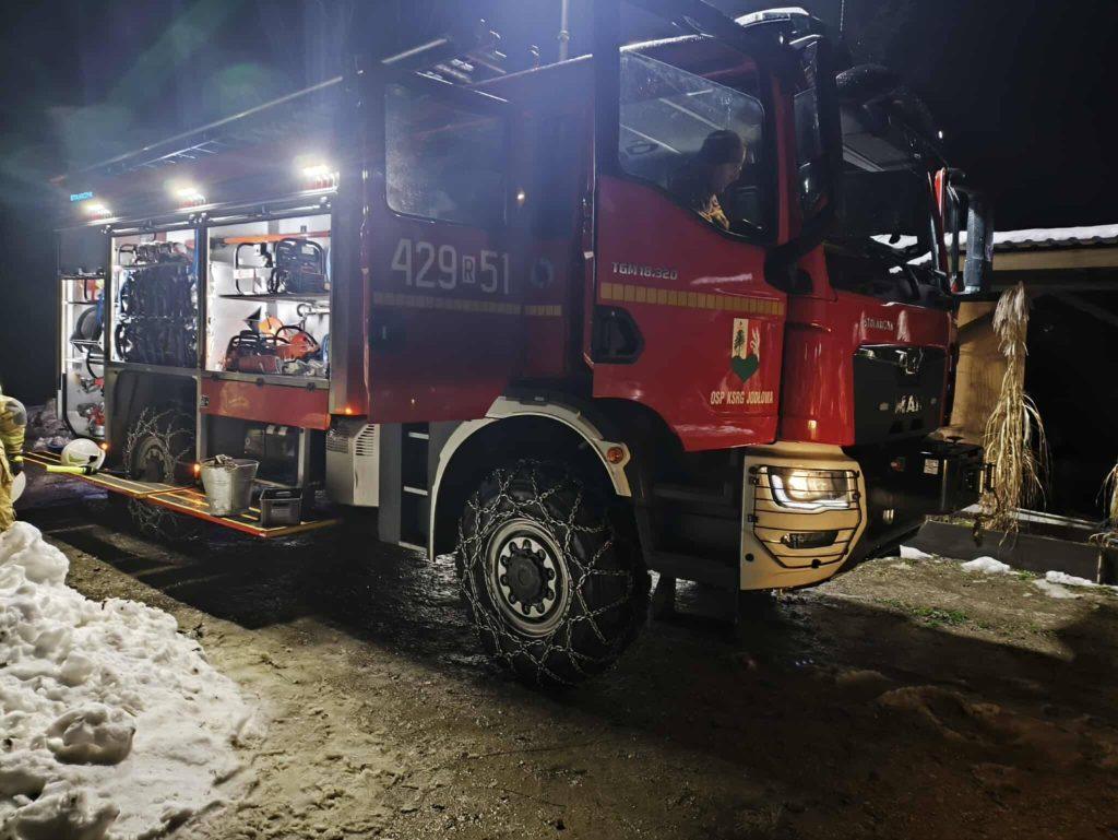 Samochód strażacki, noc, śnieg