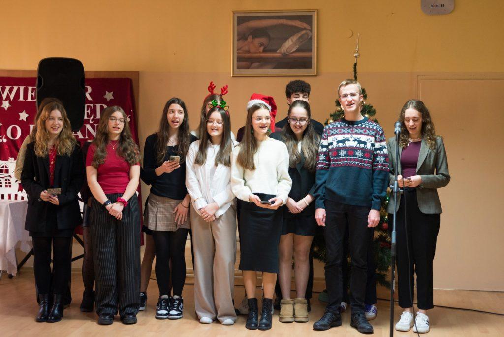 Wspólne świąteczne chwile uczniów i nauczycieli podczas Wieczoru kolęd o poranku