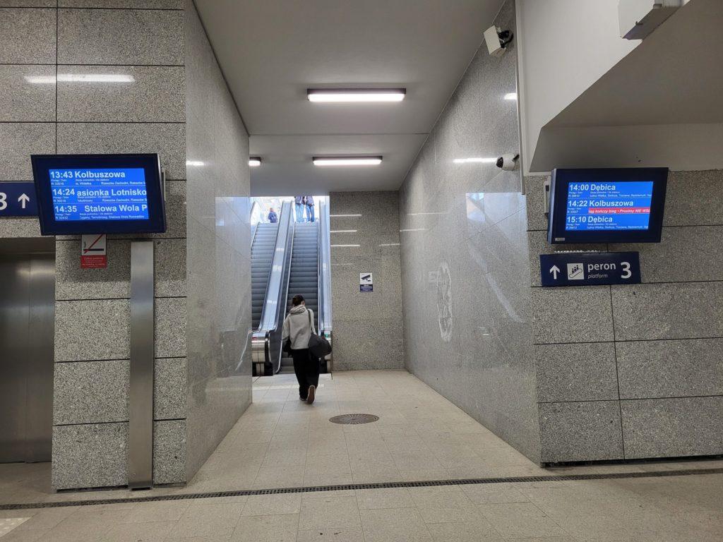 Nowe perony i parkingi przy stacjach kolejowych Podkarpacia ułatwiające dostęp do kolei