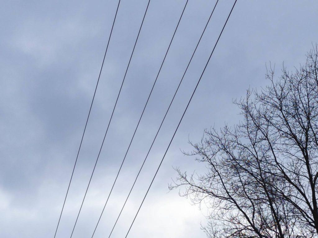 Druty energetyczne na tle niebieskiego nieba