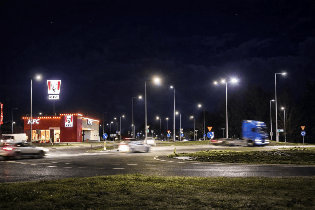 Rondo przy drodze krajowej 94 w Dębicy nocą, restauracja KFC i ruch samochodowy