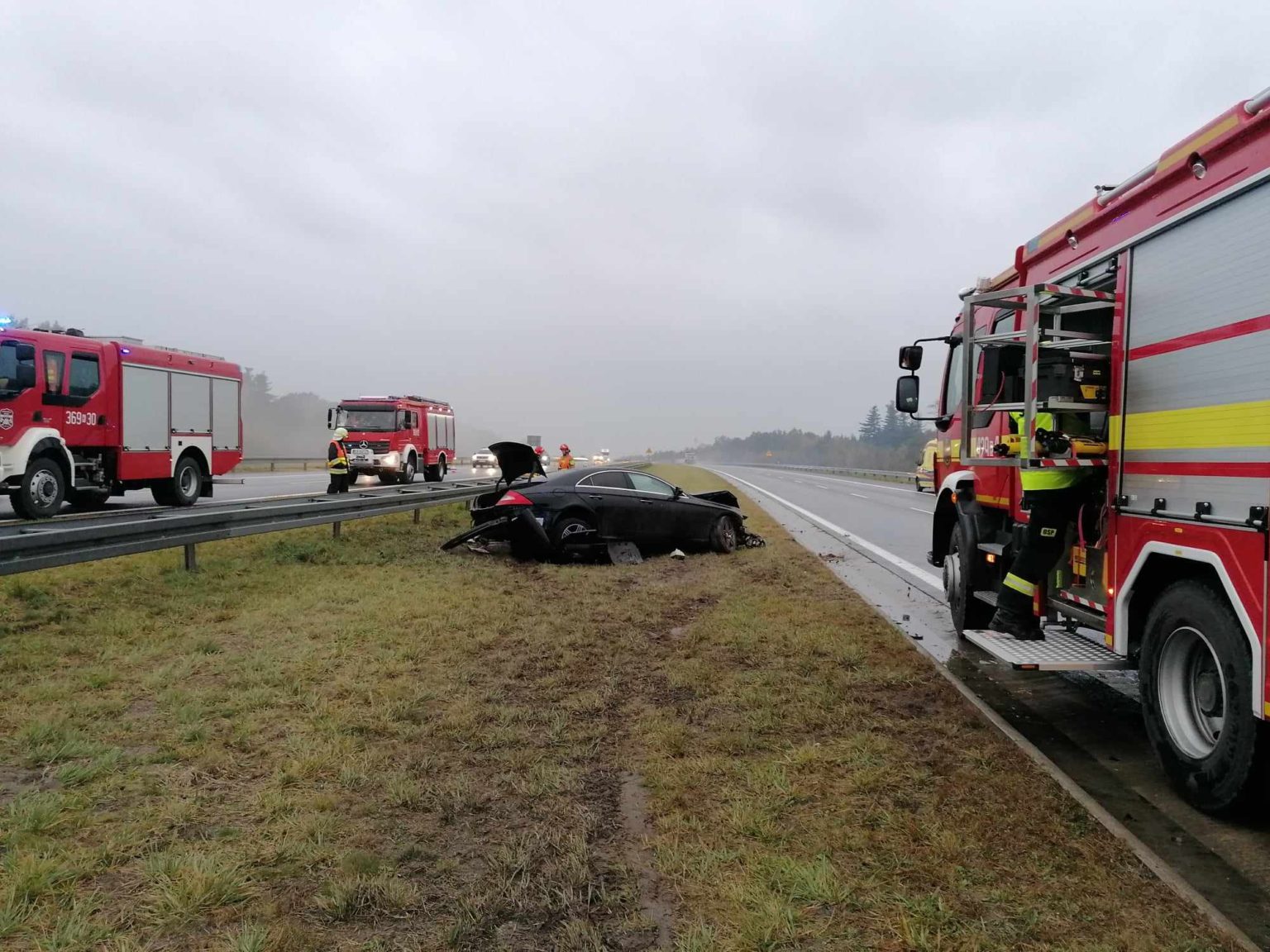 Niebezpieczny wypadek na autostradzie A4 pod Tarnowem. Mercedes rozbił się o bariery!