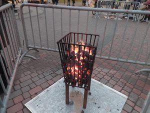 Koksownik na przystanku w Dębicy podczas zimowego mrozu, zapewniający ogrzewanie dla mieszkańców.