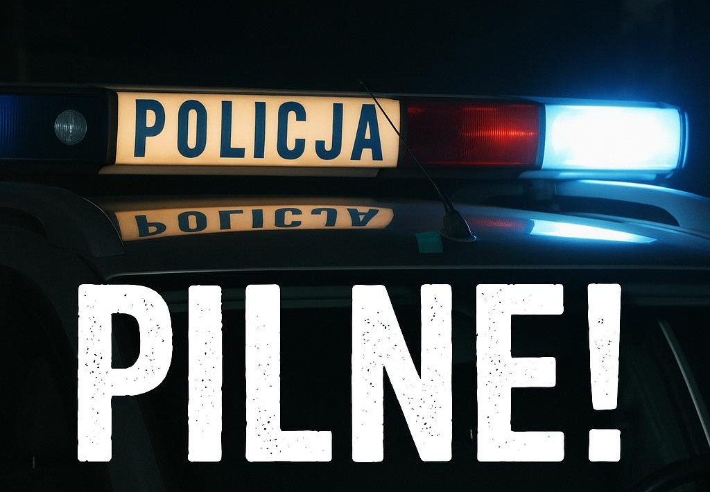 policyjny radiowóz w nocy z włączonymi światłami inapis pilne