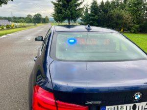Policyjne BMW z wlączonymi sygnałami świetlnymi