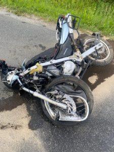 zniszczony motocykl po zderzeniu z samochodme