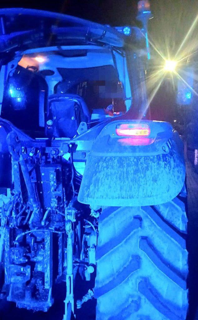 Zdjęcie ciągnika rolniczego w nocy