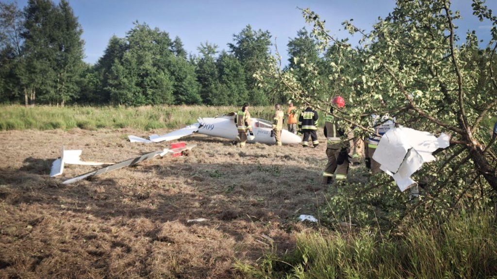 Rozbity szybowiec leży na ziemi