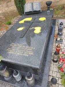 Nagrobek ks. Muchy poplamiony zółtą farbą