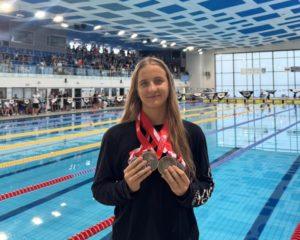 Zawodniczka UKP Gryf Dębica Natalia Szopa trzyma złoty medal