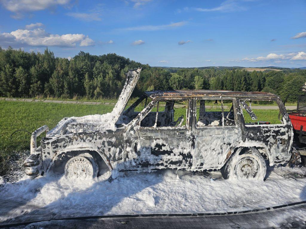 Wrak samochodu terenowego, pokryty pianą gaśniczą