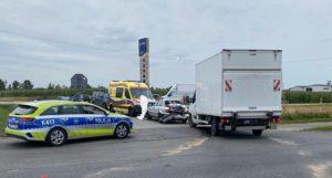 Samochód policyjny, karetka i auto dostawcze na drodze