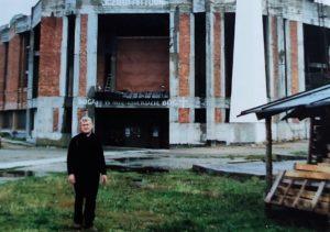 Ks. Józef Dobosz na tel kościoła w budowiw