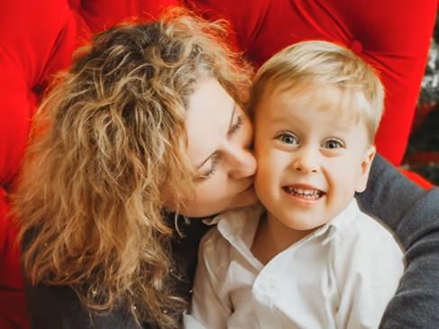 Mama całująca chłopca chorującego na śmiertleną chorobę