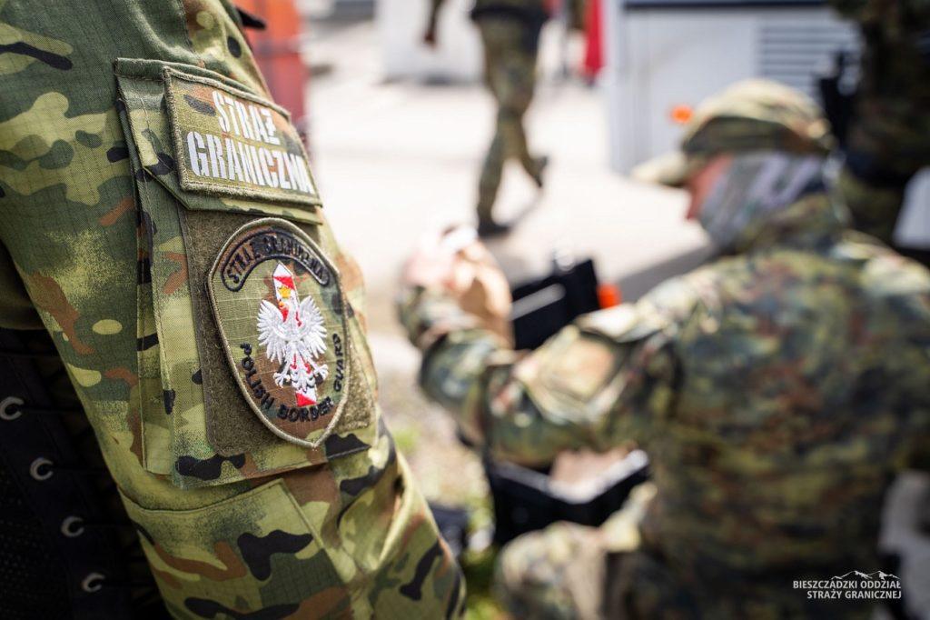 Zołnierz w mundurze straży granicznej
