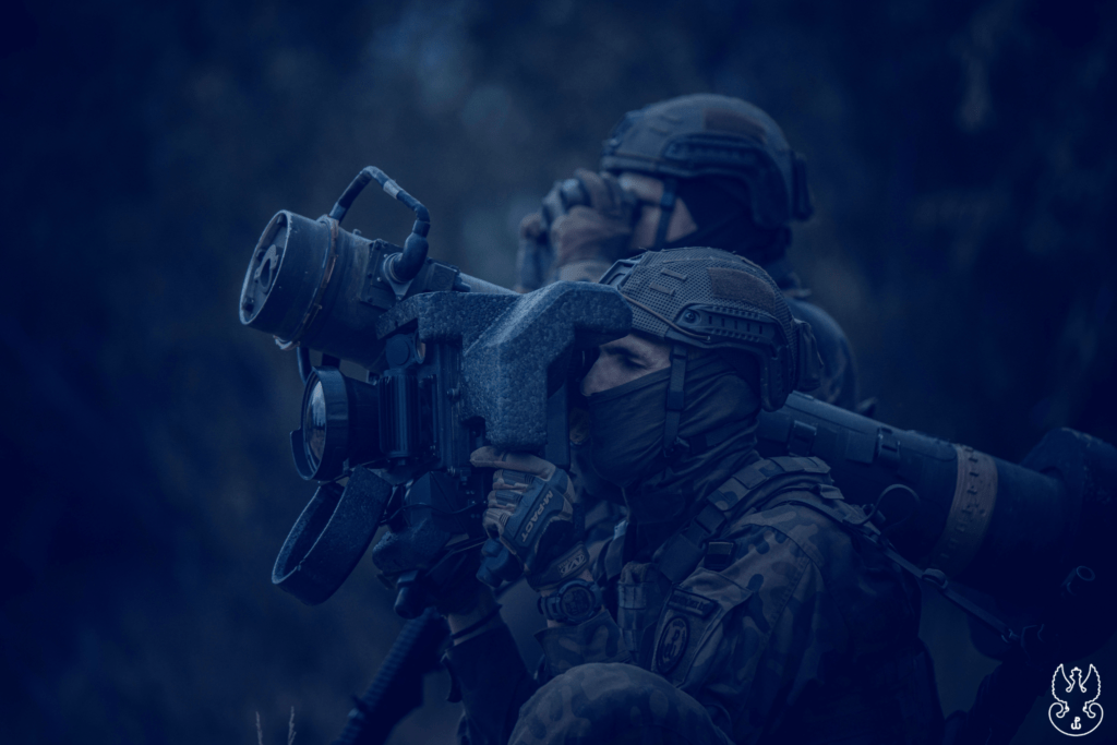 Zólnierze z bronia w nocy