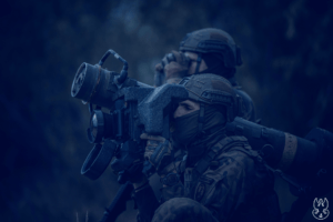 Zólnierze z bronia w nocy