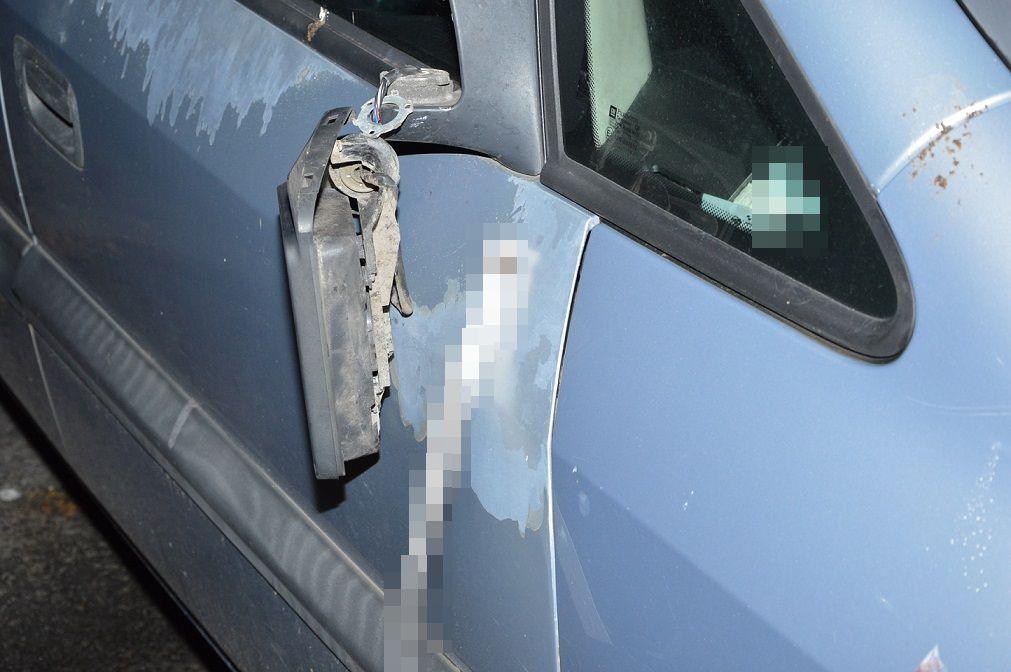 urwane lusterka w niebieskim samochodzie