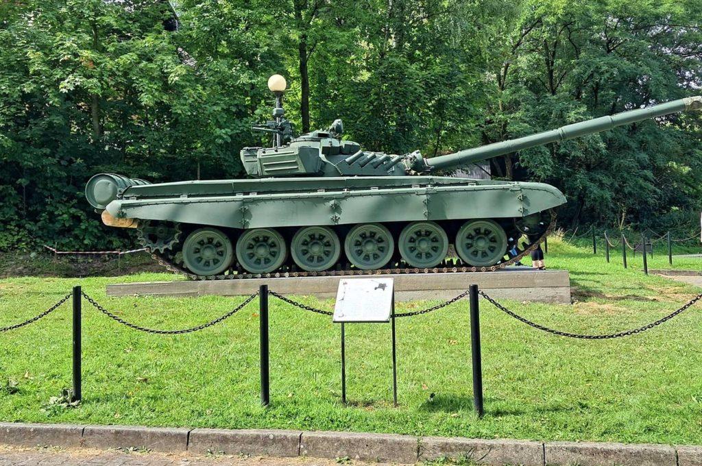 Czołg T 72 na zielonym placu