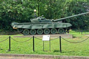 Czołg T 72 na zielonym placu