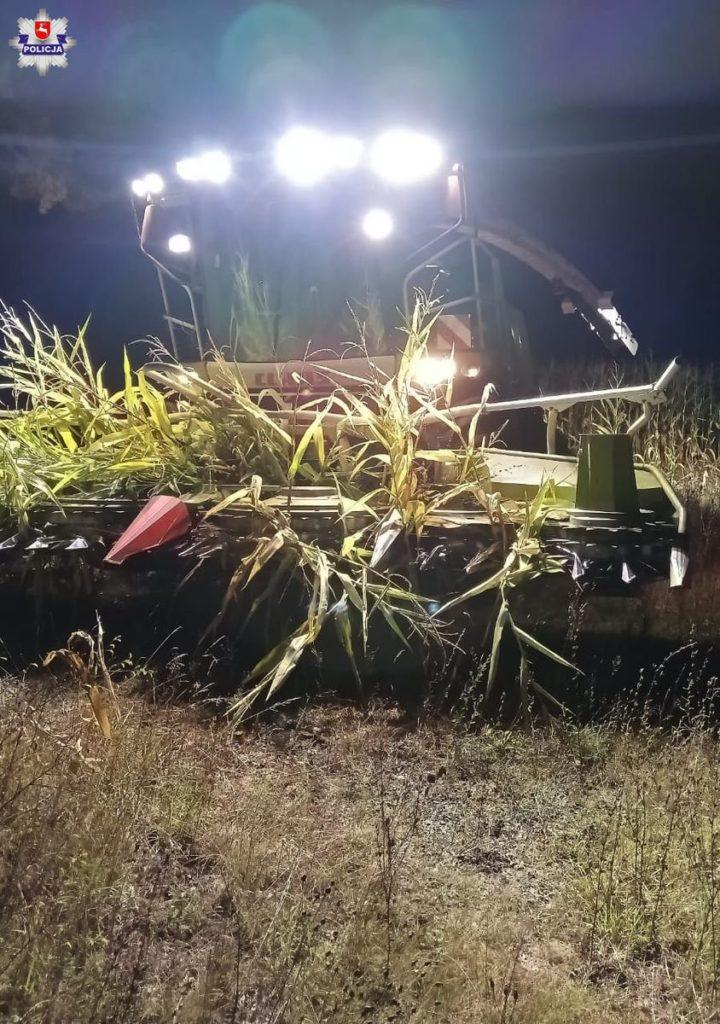 Kombajn kukurydziany w nocy z włączonymi światłami