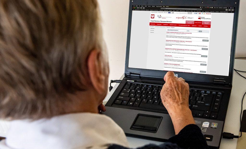 Senior przed komputerem