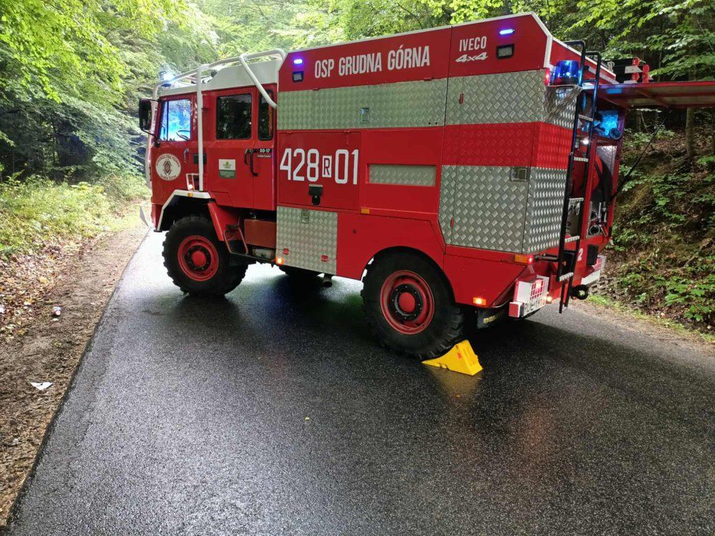 Wóz strażacki na asfaltowej drodze