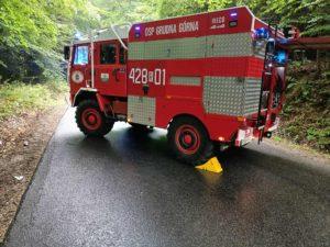 Wóz strażacki na asfaltowej drodze