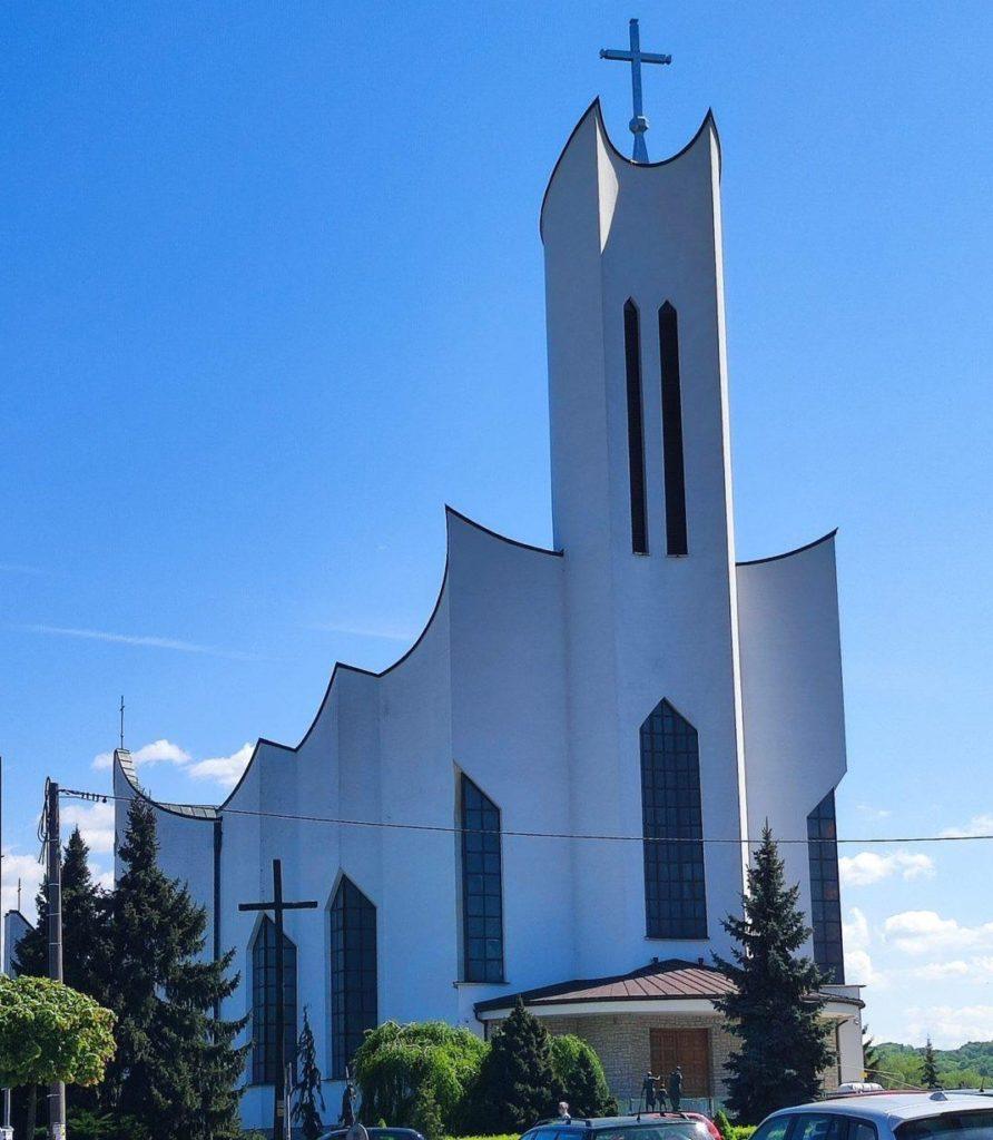 Biały kościół na tle błękitnego nieba