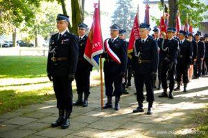 Strażący w mundurach galowych ze sztandarami