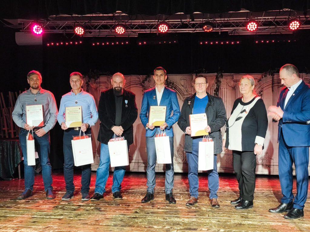 grupa osób na scenie