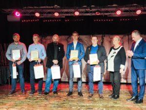 grupa osób na scenie