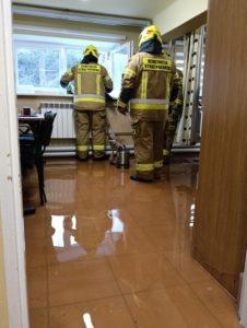 woda na posadzce zalanej szkoły, strażacy