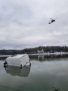 Jezioro, a nim zatopiny bus, helikoter