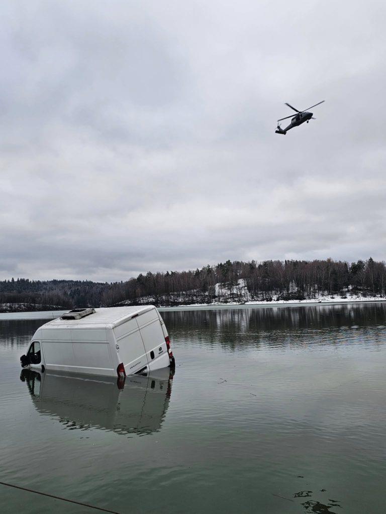 Jezioro, a nim zatopiny bus, helikoter