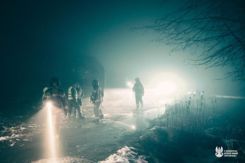 noc, śnieg, ratownicy na miejscu wypadku