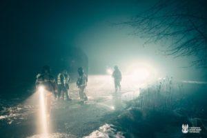 noc, śnieg, ratownicy na miejscu wypadku