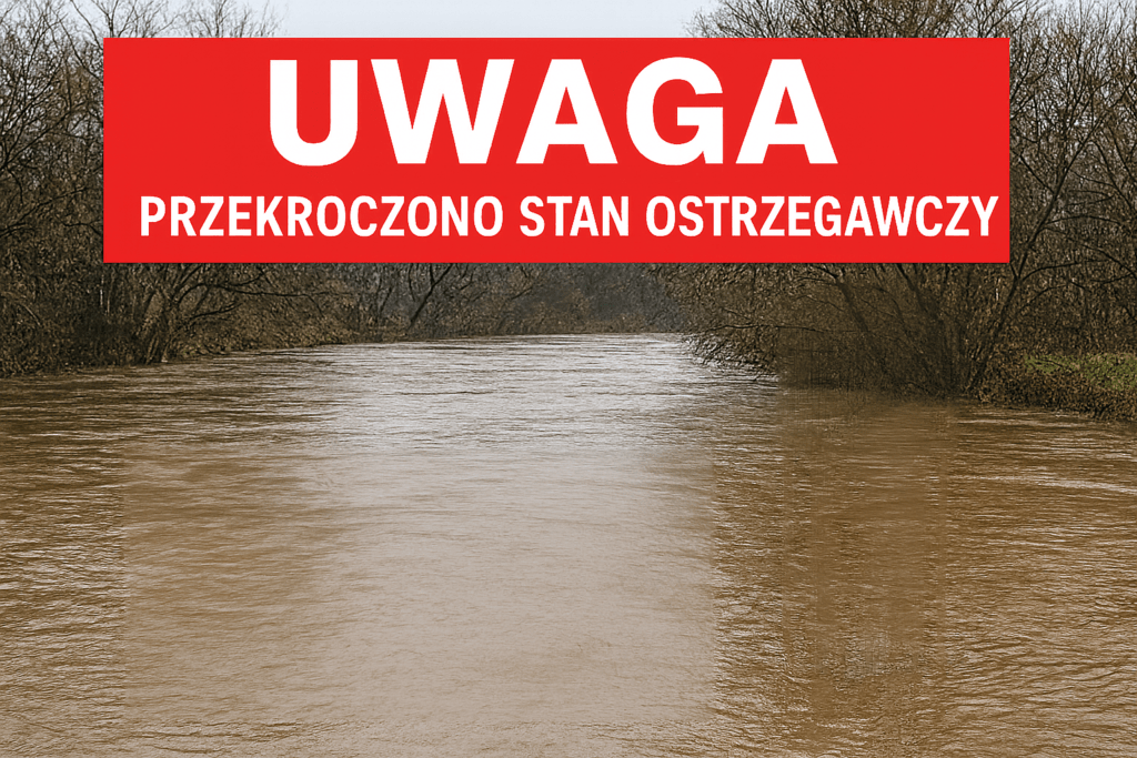 Wezbrana rzeka z mętną wodą, u góry czerwone pole z napisem uwaga
