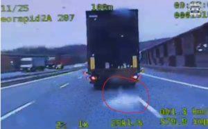 ciężarówka na autostradzie, lód spadający z przyczepy na drogę