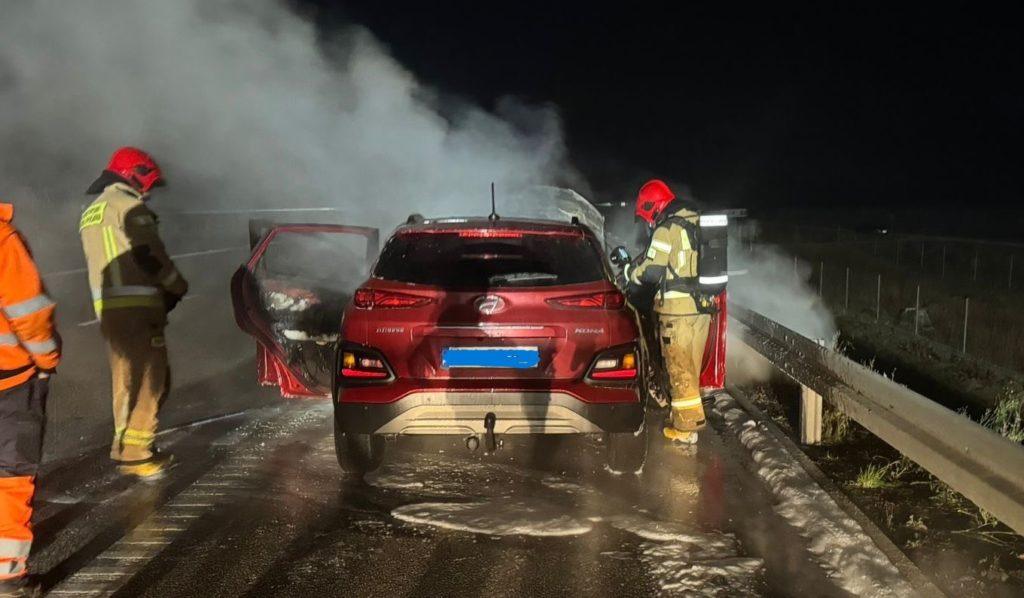 noc, czerwony samochów, dym, strażacy